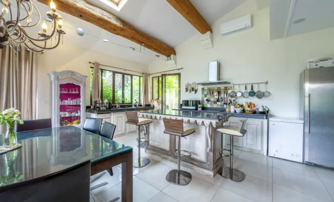 Magnifique propriété à Lagnes - piscine chauffée et vue sur les montagnes , Golfe de Saint-Tropez, VPA Immobilier
