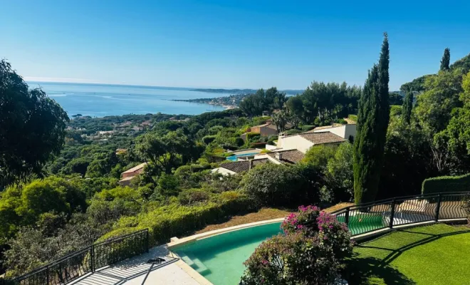 Une vue époustouflante sur sa piscine et la mer à 360 °