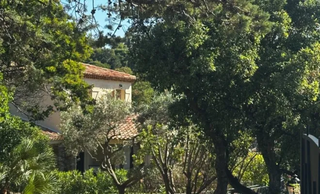 Une allée privée.