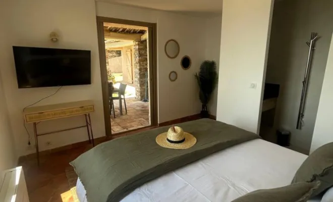 Chambre avec dressing, salle de bain privative ouvrant sur le jardin.