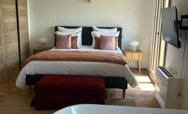 Master avec salle de bain privative, dressing avec terrasse offrant une vue panoramique sur la mer.
