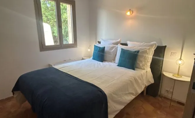 Chambre avec sa salle de bain privative.
