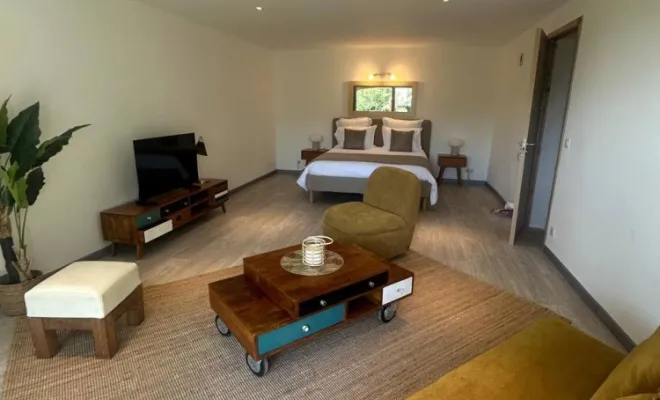 Grande chambre avec son jardin privatif.